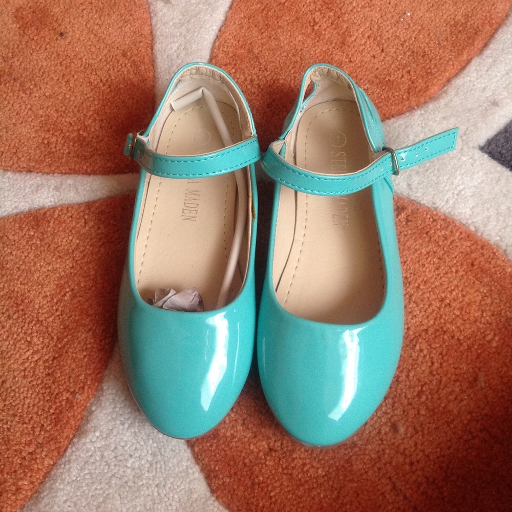 These beautiful shiny meant color girl shoes
